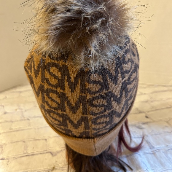 STEVE MADDEN LOGO FAUX FUR POM BEANIE HAT BROWN/CARMEL ONE SIZE - Picture 5 of 8